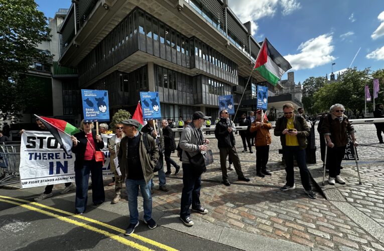 Over 100 journalists demand ‘immediate and unsupervised’ foreign media access into Gaza.